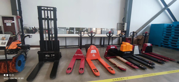 站駕電動(dòng)叉車(chē)與前移叉車(chē)的區(qū)別